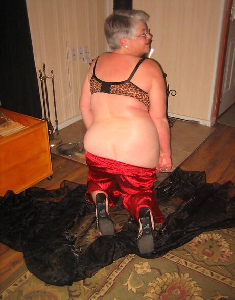 TAC Amateurs are proud to present you with a free photos featuring Girdle Goddess demonstrating sexy shape